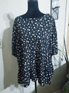 Black Daisy Print Tunic Top